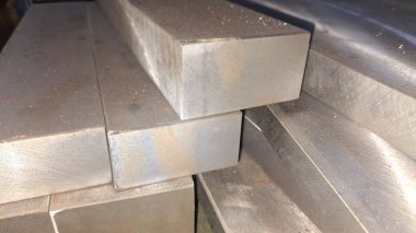 Fabrikanın arka planında metal levha var.