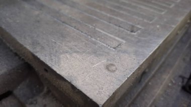 Siyah metal saplı metal plaka.