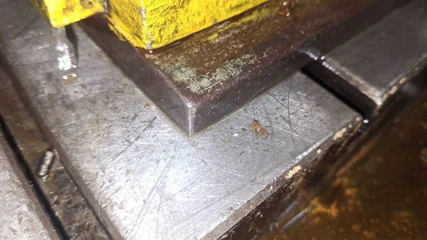 Eski paslı metal boru