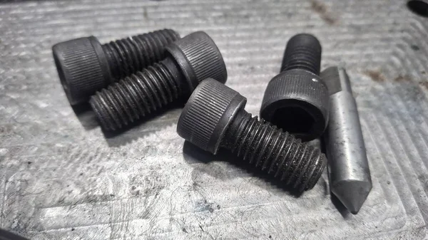 Metal vidanın yakın çekim görüntüsü.