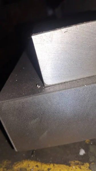 Ahşap bir arka planda metal boru