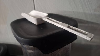 Beyaz saplı siyah ve beyaz plastik bir sabunun yakın plan çekimi.