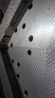 Beyaz arka planı olan metal bir boru.