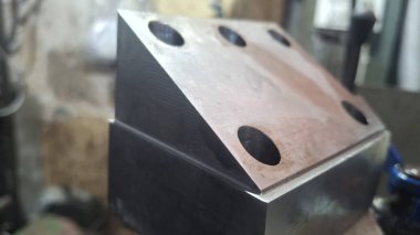 Ahşap bir arka planda metal boru