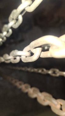 beyaz zemin üzerine zincir