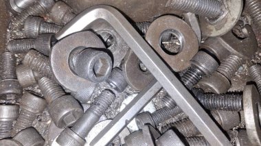 Eski binanın arka planında metal zincir