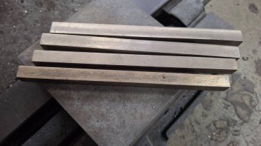 Büyük bir tahta parçasıyla eski ahşap bir masa.