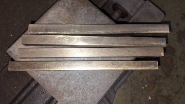 Bir sürü ahşap kaplı metal plaka.