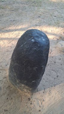 büyük bir parça kumlu siyah taş