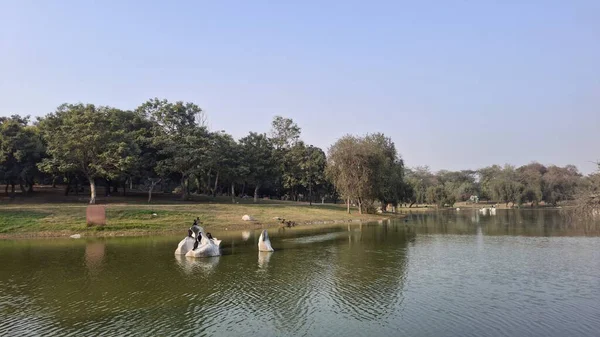 Gölün güzel manzaralarına