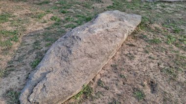 Yerde büyük bir taş yığını var.