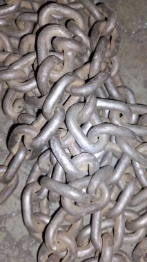 Farklı boyutlarda metal bir zincirin yakın çekim görüntüsü.