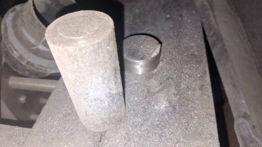 Garaja bir araba lastiği yerleştiriliyor.