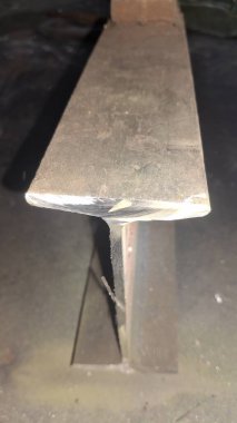 Bıçaklı metal bir plakanın yakın çekim görüntüsü.