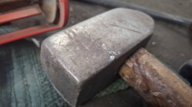 çekiç ve çivi ahşap zemin