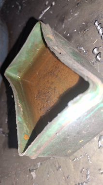 Metal arka planı olan paslı bir boru.