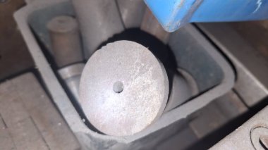 Metal bir boruya yakın.