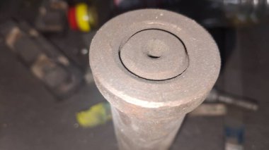 Bir sürü metali olan paslı metal bir boru.