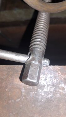 Metal cevizi vidayla kapat.