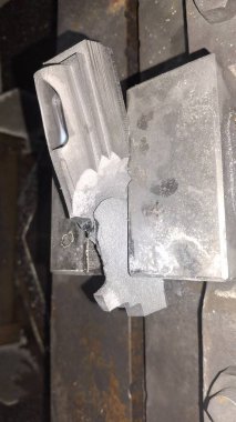 Beyaz saplı metal boru.