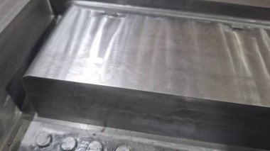 Arka planda çelik olan metal profil