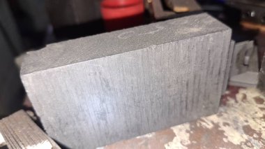 Metal bir boruya yakın.