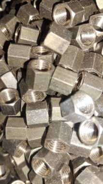 Fındık ve cıvata yığınının görüntüsünü kapat