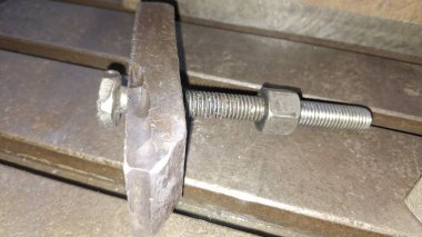 Metal bir kapıyı kapat.