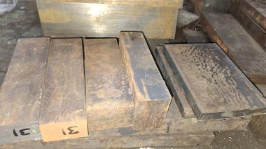 Tahta masanın resmi.