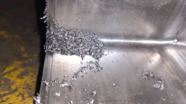 Büyük bir metal parçası ile metal kaynaklama