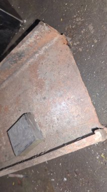 Metal borulu metal plaka ve beyaz saplı.