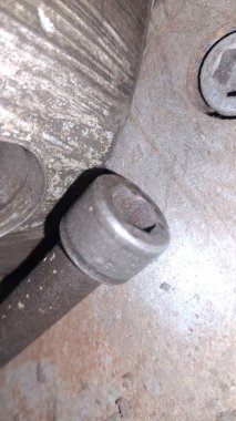 Garajdaki eski paslı metal boru.