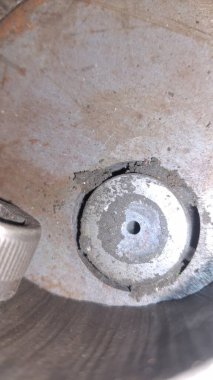 Eski paslı metal boru