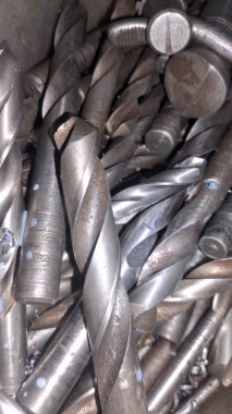 Tahta bir masada farklı metaller ve fındıklar