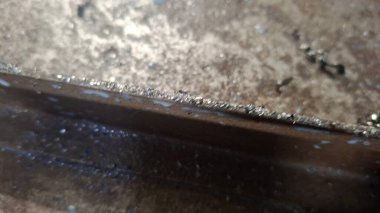 Çizik ve çatlaklarla metal doku