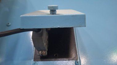 Beyaz bir kapıya yakın.