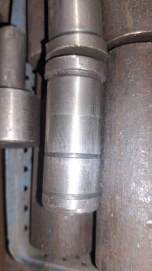 Metal bir boruya yakın.