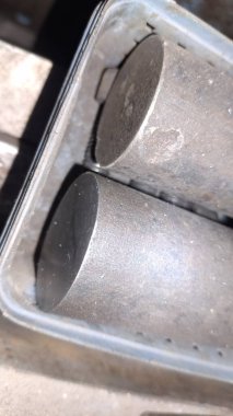 Paslı bir borunun yakın çekimi.