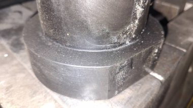 Siyah beyaz çizgili metal boru.