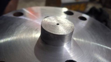 Büyük bir metal parçalı çelik boru.