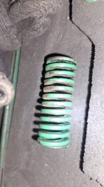 Eski paslı metal araba motoru