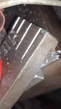 Paslı bir metal borunun yakın plan çekimi.