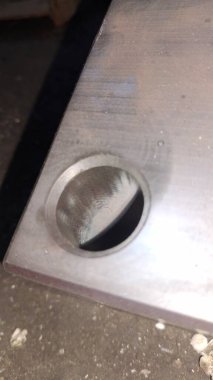 Yerde delik olan metal bir boru.