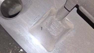 Metal saplı metal plaka