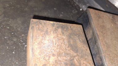 Bir sürü odunu olan eski ahşap kapı.