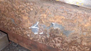 Çizik ve çatlaklarla metal doku