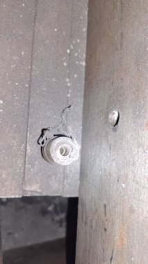 Tahta bir masaya yakın.