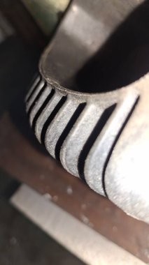 Metal boruya yakın.