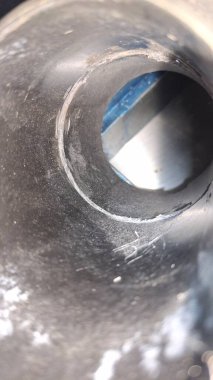 Beyaz arkaplandaki metal boru