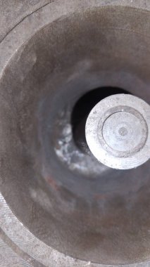 Siyah arkaplanı olan metal bir namlunun yakın görüntüsü